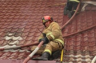 FOTO// Cadavrele carbonizate ale doi bărbați, depistate de pompieri pe patul unei case din Bălți
