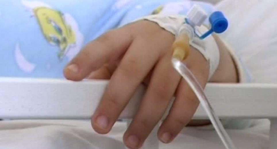Un băiețel de doar 2 ani a ajuns în comă la spital după ce a fost bătut de părinți