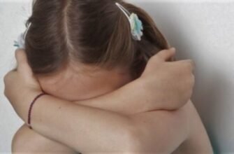 O mamă din capitală și-a dat afară din casă fetița de 6 ani și a trimis-o să caute cei 200 de lei pierduți