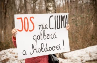 FOTO// Flashmob organizat de simpatizanții Partidului Șor împotriva Maiei Sandu: Jos minCIUMA galbenă