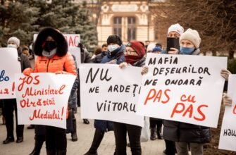 FOTO// Flashmob cu anvelope la Ministerul Mediului. Partidul „ȘOR” cere DEMISIA ministrului Iuliana Cantaragiu
