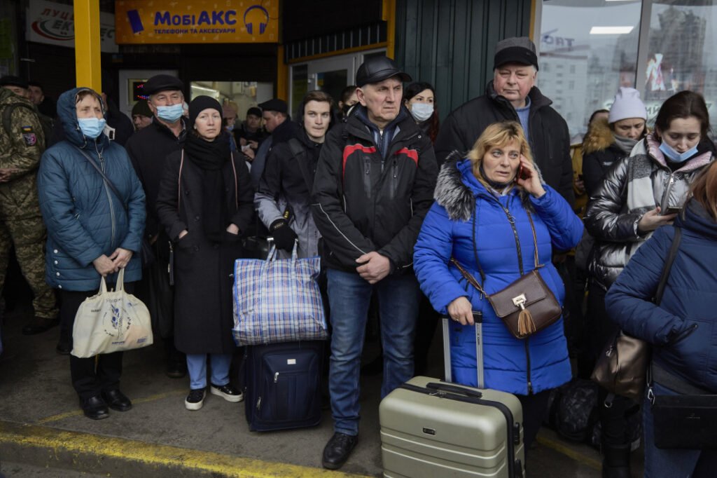 FOTO// Imaginile războiului din Ucraina. Un bloc a fost atacat, oamenii fug pentru a-și salva viețile