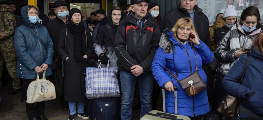 FOTO// Imaginile războiului din Ucraina. Un bloc a fost atacat, oamenii fug pentru a-și salva viețile