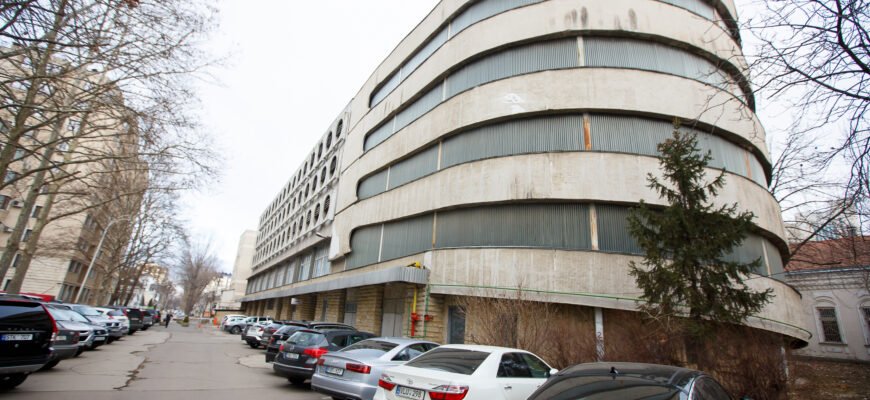 Parlamentul oferă servicii de parcare contra plată. Care este plata lunară și servciile incluse