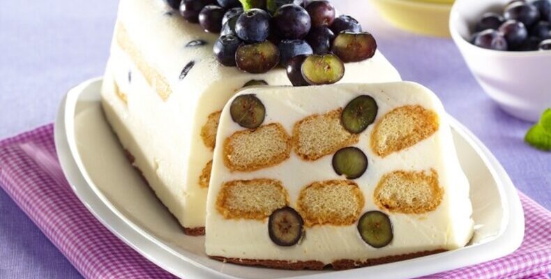 prajitura din piscoturi cu crema de mascarpone si afine pe un platou alb 790x460 1