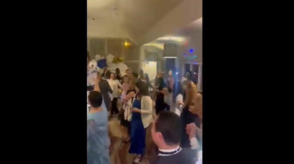 VIDEO// Moldovenii din Marea Britanie au ieșit din pandemie. Aceștia au încins o horă imensă