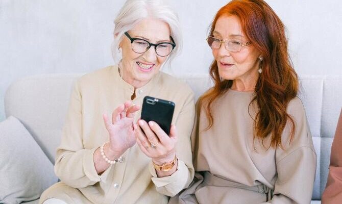 ucraina ii recompenseaza cu smartphone uri pe varstnicii care se vaccineaza 87342400