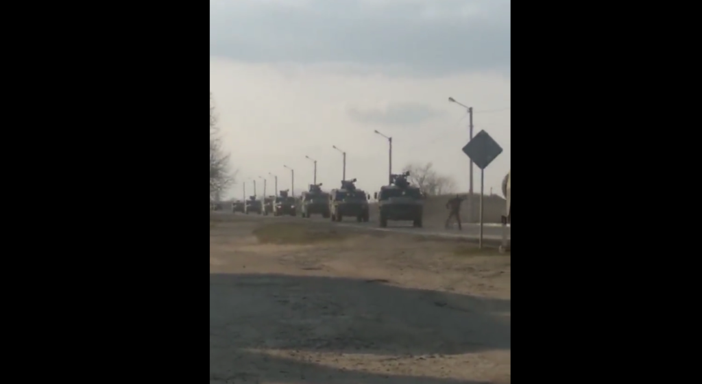 un civil ucrainean se opune de unul singur circulatiei blindatelor rusesti care defileaza prin sudul ucrainei