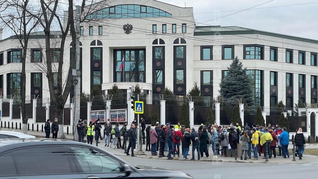 Zeci de persoane au protestat în fața Ambasadei ruse la Chișinău