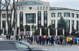 Zeci de persoane au protestat în fața Ambasadei ruse la Chișinău