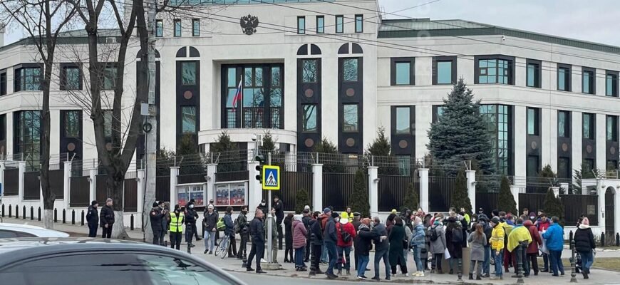 Zeci de persoane au protestat în fața Ambasadei ruse la Chișinău