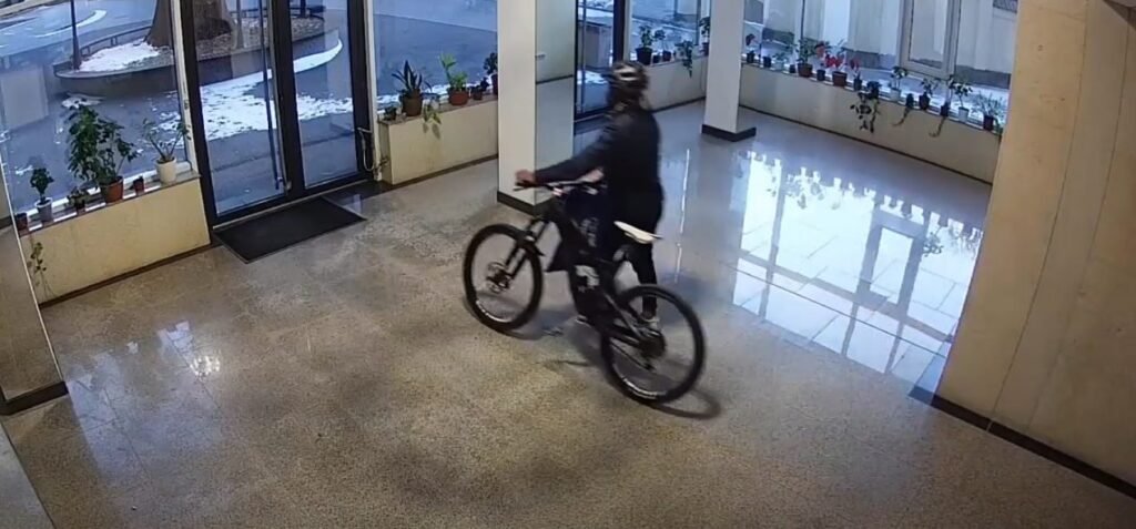 VIDEO// A furat trei biciclete din scara unui bloc de locuit din Capitală. Ce pedeapsă riscă