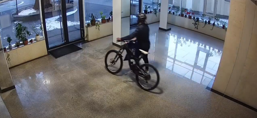 a furat trei biciclete din scara unui bloc de locuit din capitala