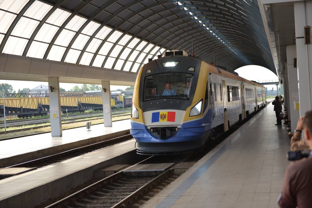 calea ferata din moldova a pus la dispozitie un tren cu 11 vagoane pentru transportarea refugiatilor din ucraina