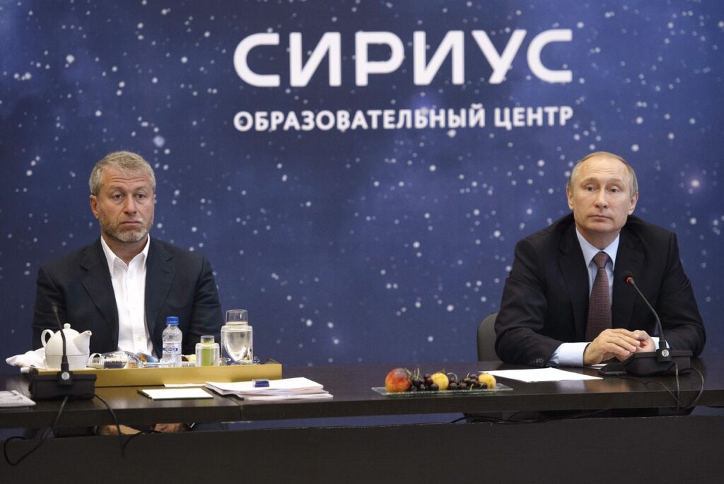 cine e roman abramovici si cum a ajuns un copil orfan sa fie unul din cei mai influenti oligarhi rusi