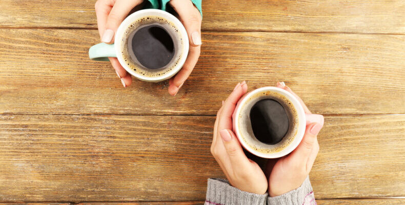 doua femei care isi beau cafeaua impreuna 790x460 1