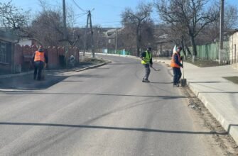 FOTO// Într-un sat din Anenii Noi se face curat pe străzi și se repară iluminarea stradală ... doar când Igor Grosu vine în vizită
