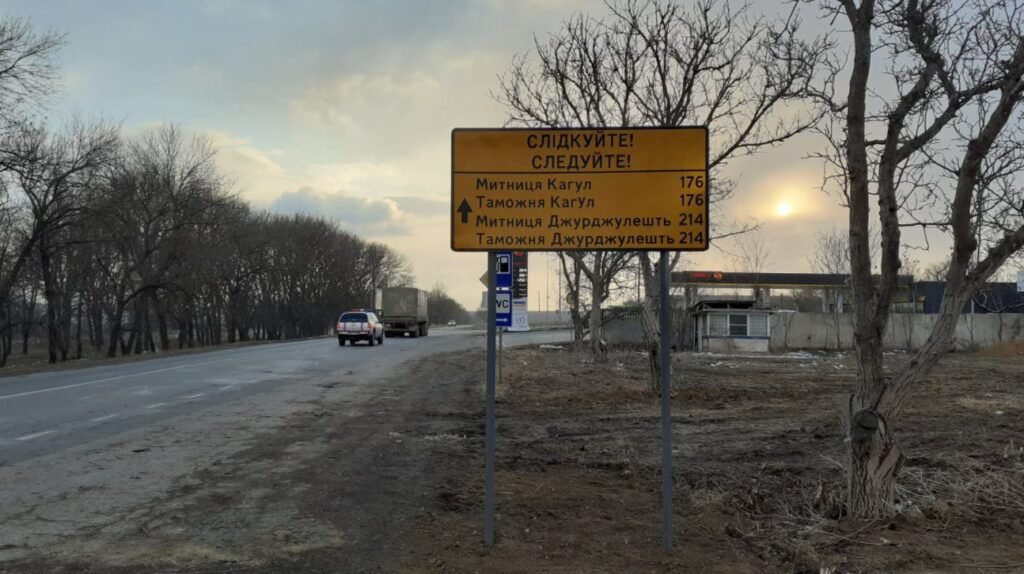 FOTO// Mai multe indicatoare rutiere temporare pentru ghidarea refugiaților, instalate spre punctele de trecere a frontierei cu România