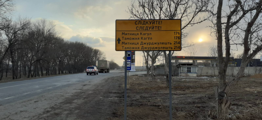 mai multe indicatoare rutiere temporare pentru ghidarea refugiatilor instalate spre punctele de trecere a frontierei cu romania