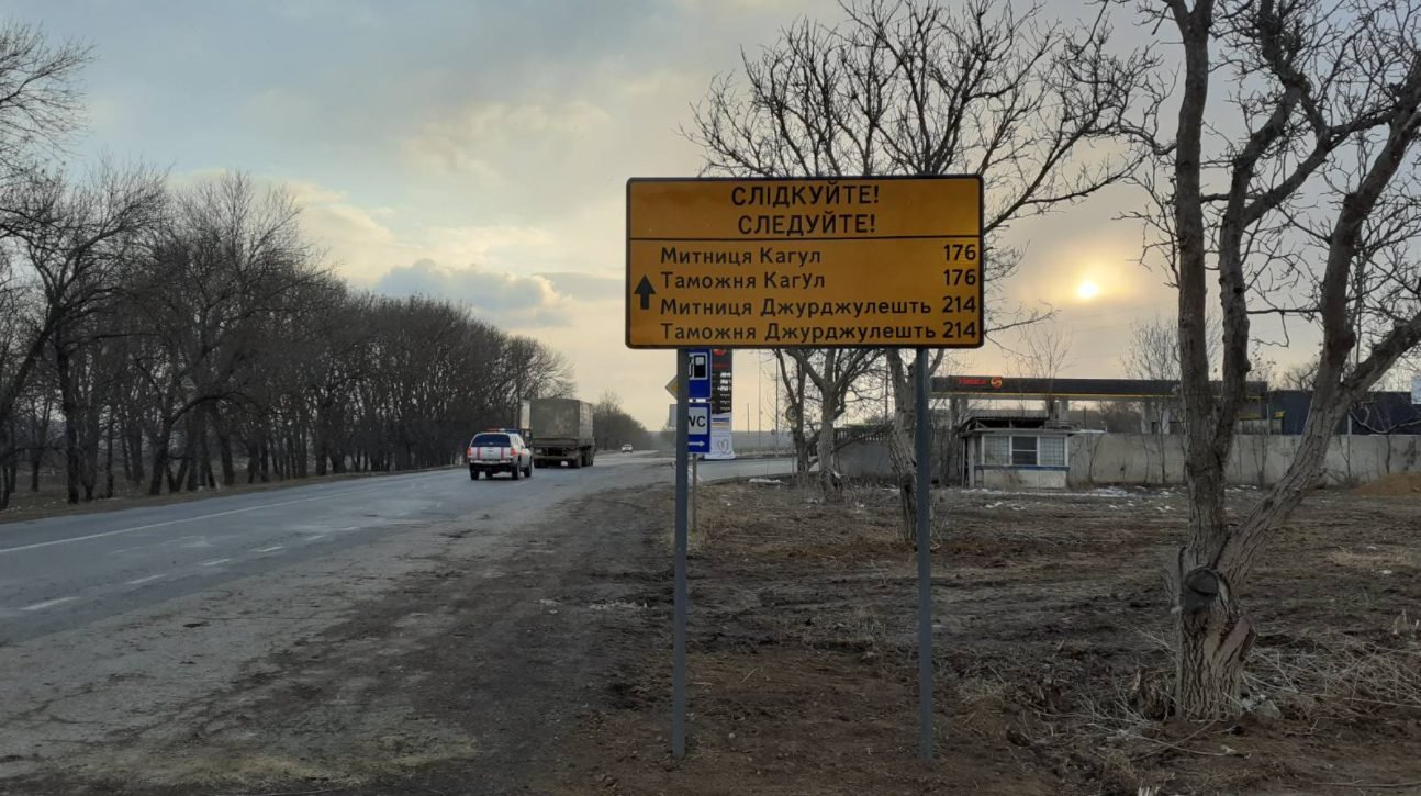 FOTO// Mai multe indicatoare rutiere temporare pentru ghidarea refugiaților, instalate spre punctele de trecere a frontierei cu România