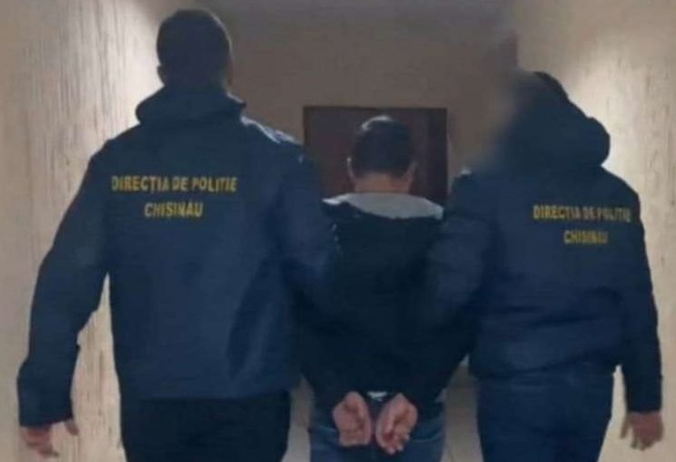 VIDEO// Membrii unui grup infracțional suspectați de comiterea unei tâlhării, reținuți de oamenii legii