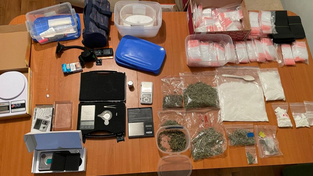 noua membri ai unui grup criminal organizat retinuti si droguri in suma de 700.000 lei sechestrate