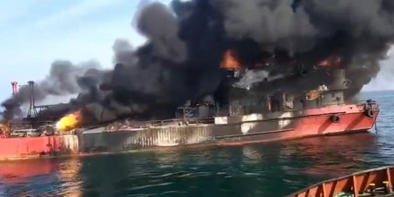 petrolierul moldovenesc care ar fi fost lovit de o racheta a marinei ruse inca fumega in marea neagra