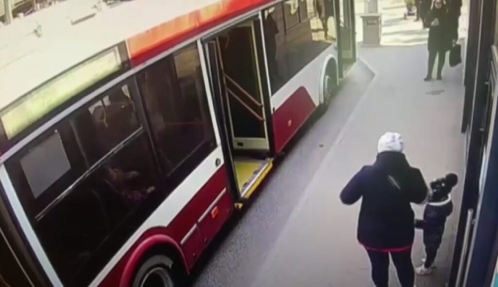 VIDEO// Reținut de polițiști pentru comiterea mai multor infracțiuni de furt și jaf 2 VIDEO// Reținut de polițiști pentru comiterea mai multor infracțiuni de furt și jaf