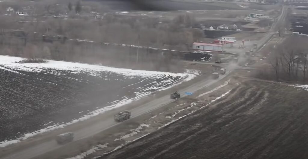 VIDEO// Schimbare în tactica de luptă a rușilor: A fost pusă în practică “metoda siriană” de escortare a coloanelor militare 2 VIDEO// Schimbare în tactica de luptă a rușilor: A fost pusă în practică “metoda siriană” de escortare a coloanelor militare