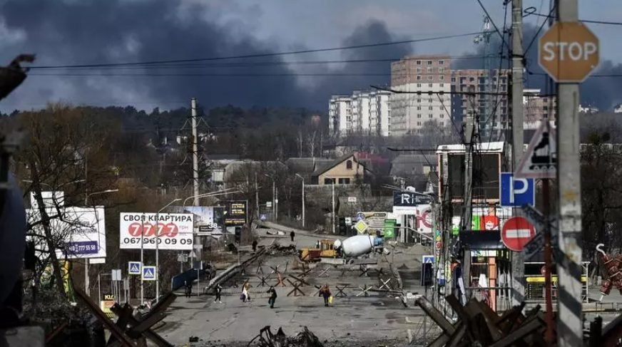 FOTO// Clădire rezidențială cu 12 etaje prăbușită parțial miercuri dimineața la Kiev, în urma bombardamentelor