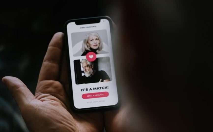 Utilizatorii aplicaţiei Tinder vor putea verifica antecedentele penale ale partenerilor lor potenţiali