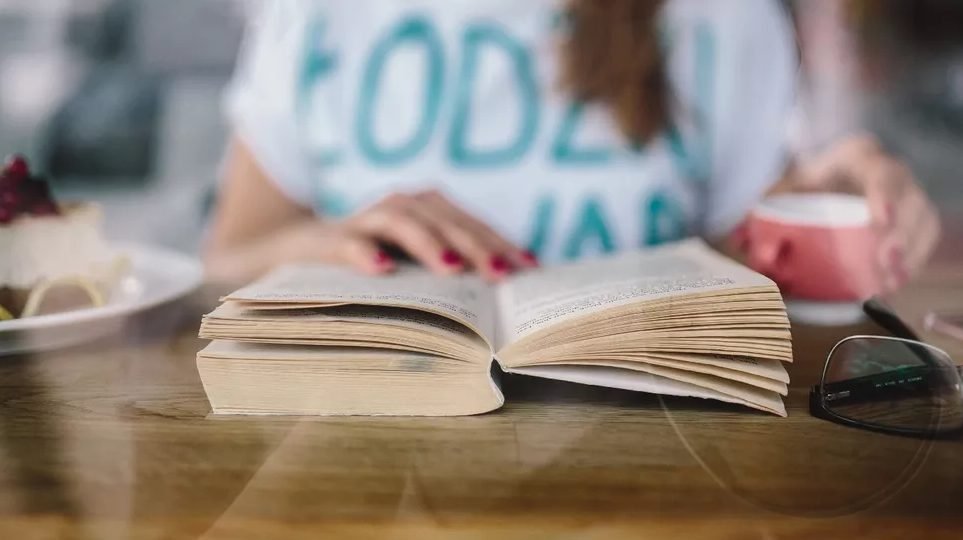 Cărți de dezvoltare personală pe care orice femeie trebuie să le citească