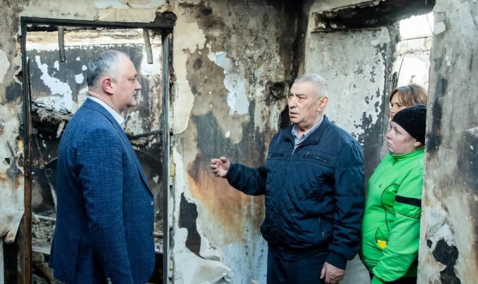 Igor Dodon a vizitat familia Ciotu din satul Ișnovăț, la care la finele anului trecut le-a ars casa