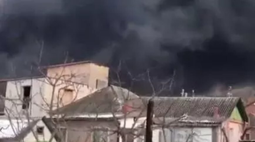 Un pompier ucrainean a murit în timp ce încerca să stingă un incendiu în timp ce bombele cădeau în jur