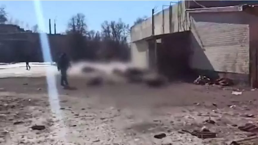 VIDEO// Cel puțin zece oameni care stăteau la coadă la pâine, uciși de o bombă rusească în Cernihiv