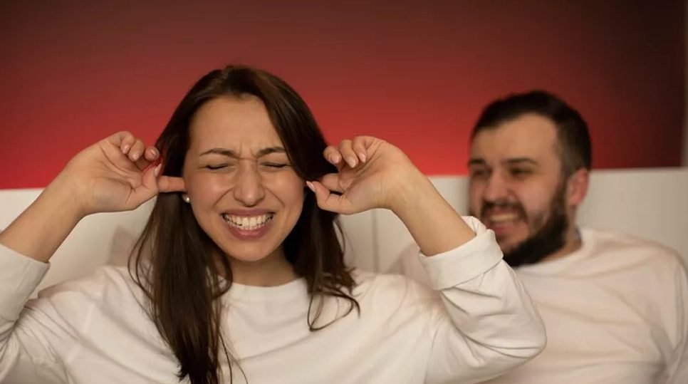 Semne că un bărbat este gelos, dar vrea să ascundă asta. Cum îţi dai seama că nu are încredere în tine