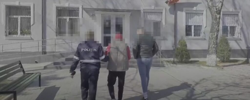 VIDEO// Trei persoane au fost reținute pentru comiterea unei tâlhării. Printre suspecți se află și fosta noră a victimelor 2 VIDEO// Trei persoane au fost reținute pentru comiterea unei tâlhării. Printre suspecți se află și fosta noră a victimelor