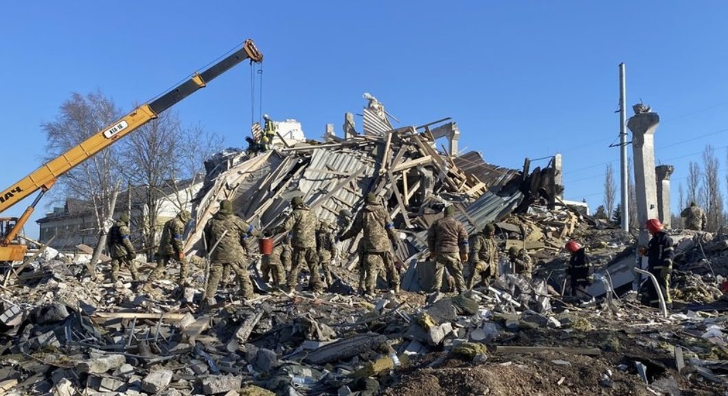 BBC: Cel puţin 80 de cadavre au fost scoase de sub dărâmături la Nikolaev