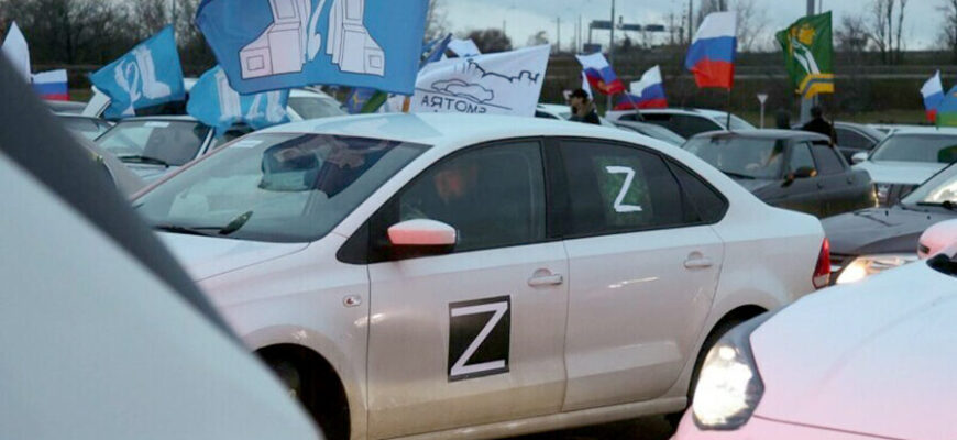 un convoi de masini cu litera z imprimata pe automobile a circulat in serbia in sprijinul rusiei