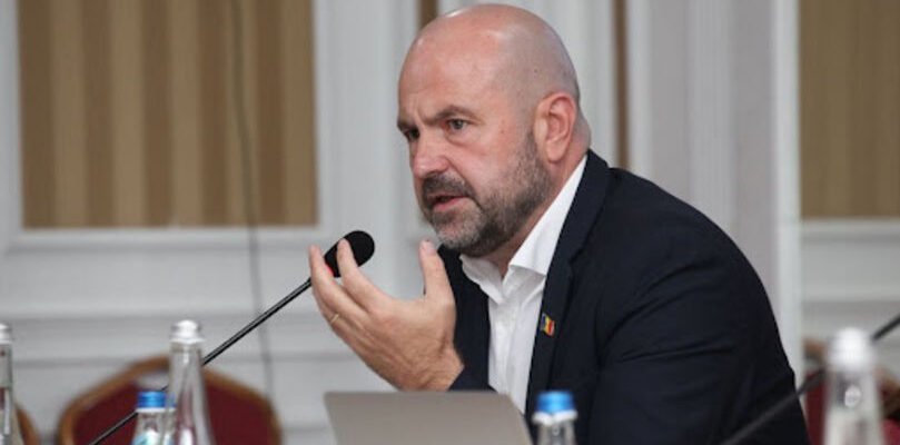 Scumpirea carburanților: Un deputat PAS le sugerează șoferilor să circule cu troleibuzul