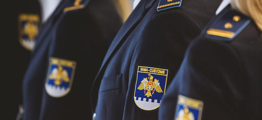 Trei angajați ai Serviciului Vamal și un broker au fost reținuți de CNA și PA în cadrul unor dosare de corupere 1 un functionar vamal a admis o restrictie in functie