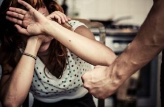 Motivul pentru care un primar și-a bătut secretara. Ce a refuzat femeia să facă pentru edil