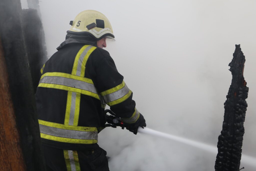 cadavrul unui barbat in varsta de 56 de ani descoperit de pompierii igsu intr o casa din orasul tvardita