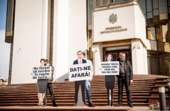 FOTO// Grosu, Sandu și Gavrilița, mesaje pentru popor de pe scările Președinției la un flashmob organizat de Partidul ȘOR