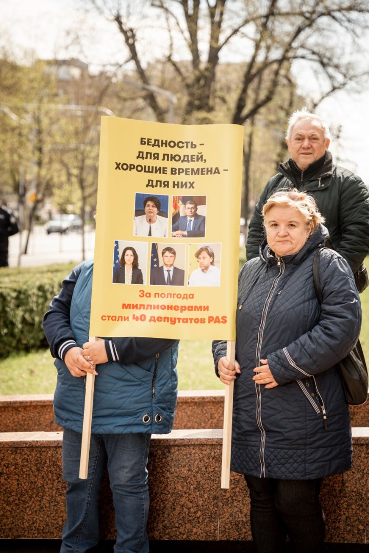 FOTO// Partidul „ȘOR”, un nou flashmob la Parlament: Milionarii din PAS ne-au dus de nas