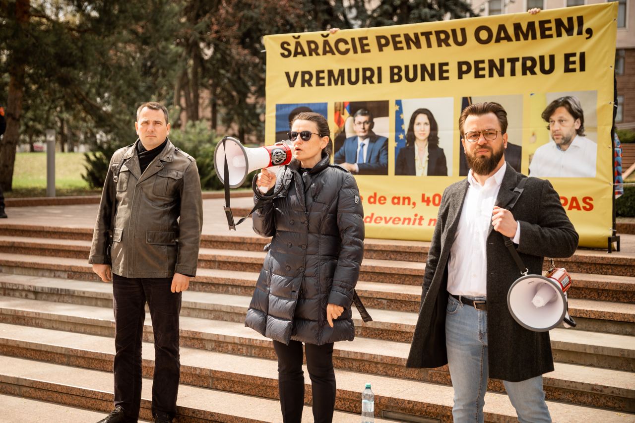 FOTO// Partidul „ȘOR”, un nou flashmob la Parlament: Milionarii din PAS ne-au dus de nas