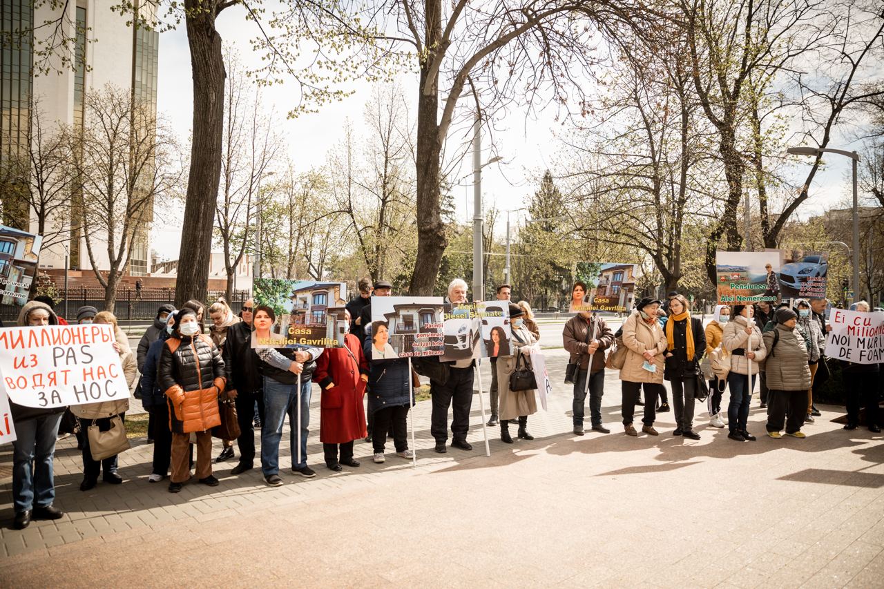 FOTO// Partidul „ȘOR”, un nou flashmob la Parlament: Milionarii din PAS ne-au dus de nas