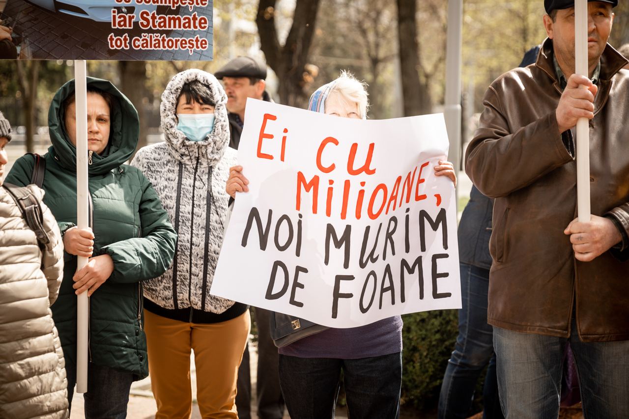 FOTO// Partidul „ȘOR”, un nou flashmob la Parlament: Milionarii din PAS ne-au dus de nas