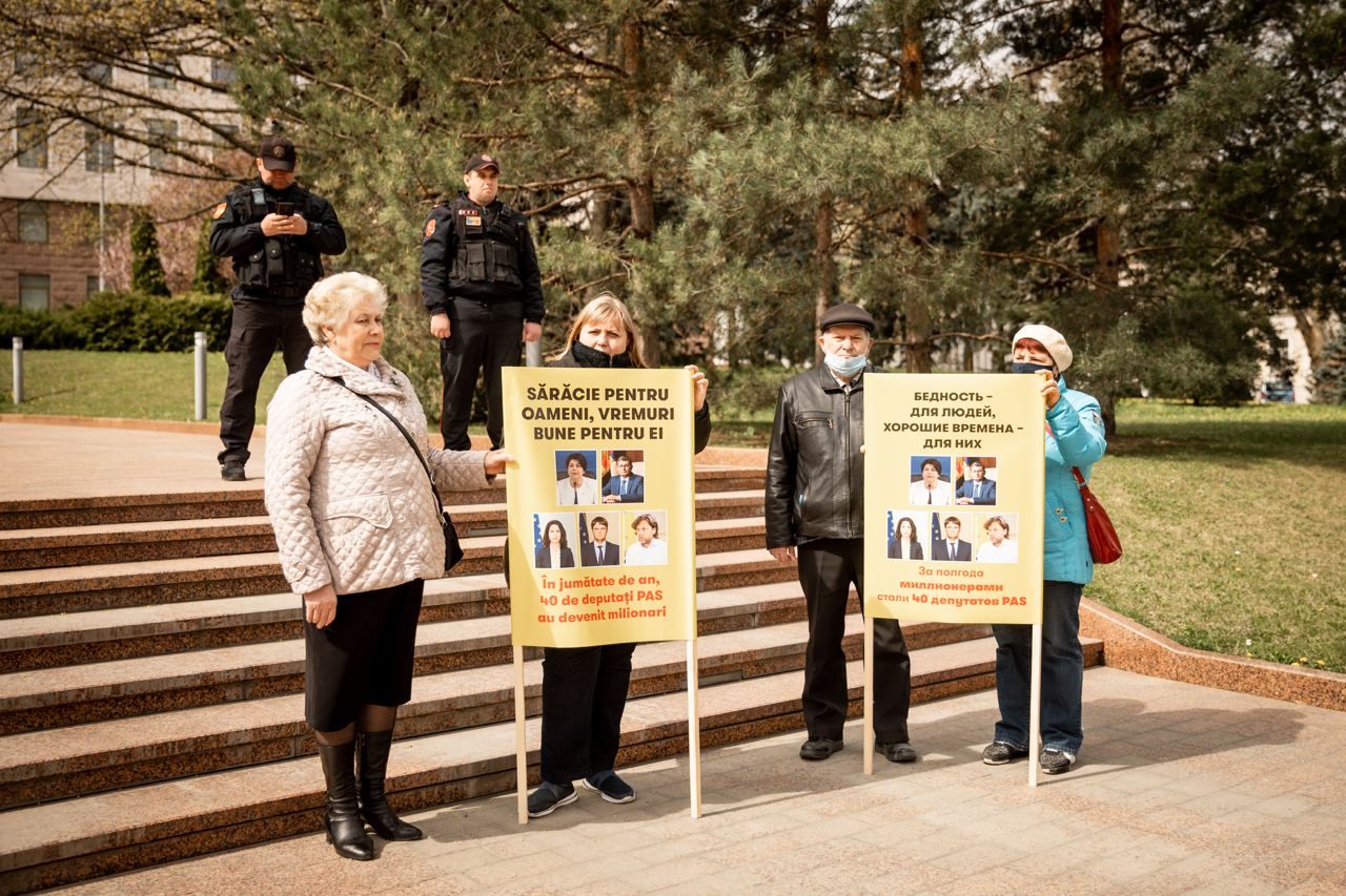 FOTO// Partidul „ȘOR”, un nou flashmob la Parlament: Milionarii din PAS ne-au dus de nas