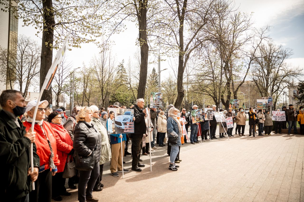 FOTO// Partidul „ȘOR”, un nou flashmob la Parlament: Milionarii din PAS ne-au dus de nas